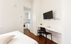 Tiny Apt Near Central Station